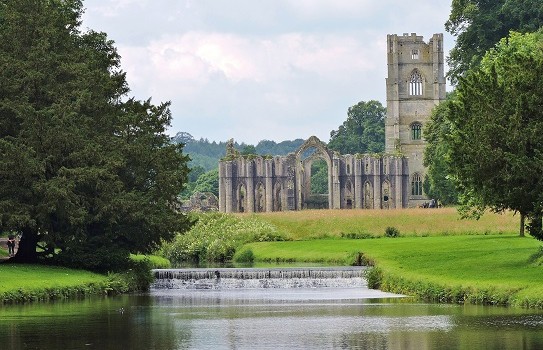 Fountains Abbey in Yorkshire Fountains Abbey in Yorkshire
