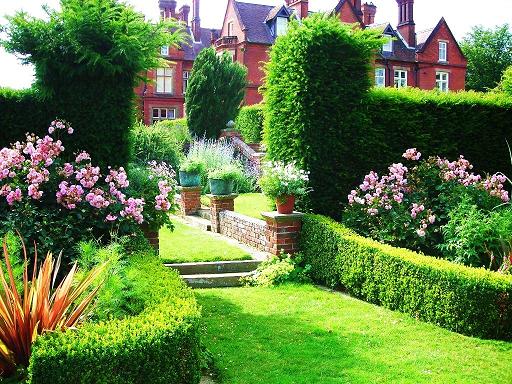 Doddington Place Gardens, near Sittingbourne & hotels - Great British