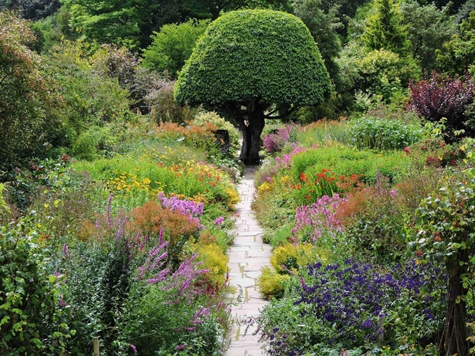 crathes-castle-garden