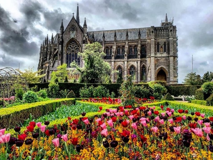 arundel-castle-tulips